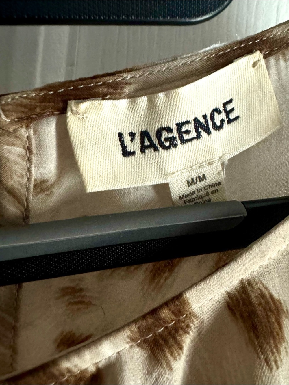 L'AGENCE Dylan Cheetah Print Silk Blouse in Cacao - Size M - Picture 3 of 4